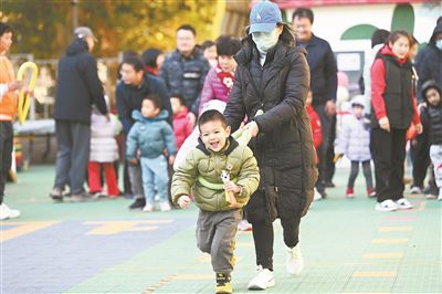 在北京市東城區(qū)欣苑幼兒園舉辦的“冬日暖陽 樂享運動”親子運動會上，家長陪伴孩子共同體驗運動的快樂，家校聯(lián)手呵護孩子健康成長。 新華社記者 金良快攝