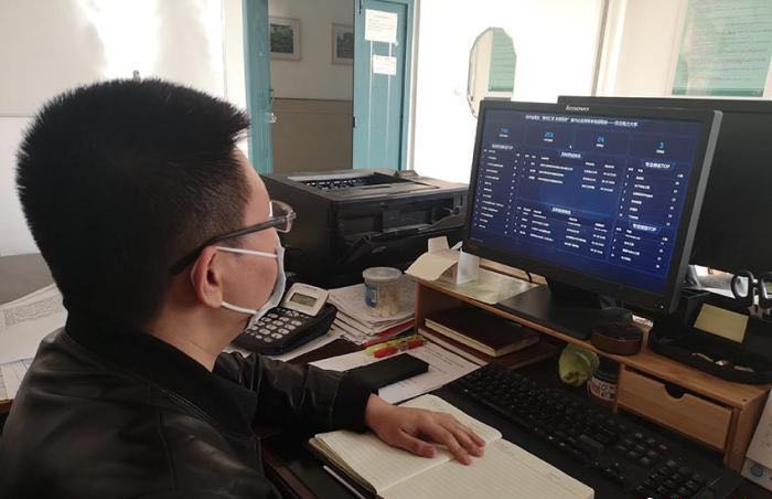 某高校就業(yè)部門的老師正在查看“云”招聘會的數(shù)據(jù)。 圖片來源 中新網(wǎng)