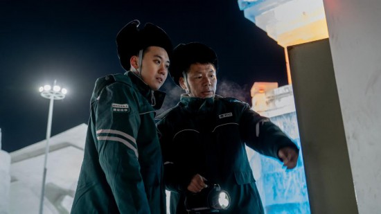 長春市冰雪新天地園區(qū)內(nèi)，長春市雙陽區(qū)供電公司工作人員正在檢查低壓配電箱。新華社記者 段續(xù) 攝