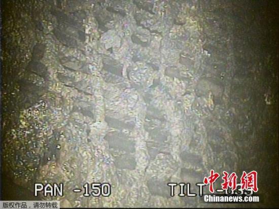 當(dāng)?shù)貢r間2月2日,東京電力公司公布對福島第一核電站2號機(jī)組反應(yīng)堆安全殼內(nèi)拍攝到的圖像。根據(jù)分析,結(jié)果顯示內(nèi)部空間輻射量推算為最大每小時530希沃特。圖為機(jī)器人拍到的受損反應(yīng)堆底部的物質(zhì)。