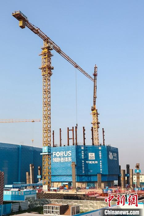 從完成頂層設(shè)計(jì)到如火如荼大規(guī)模建設(shè)，六年來，雄安新區(qū)如春天的竹子一般拔節(jié)生長，這座承載千年大計(jì)的“未來之城”已雄姿初顯。從“一張白紙”開始著墨，如今的雄安新區(qū)已是濃墨重彩的“山水畫”。<a target='_blank' href='/'>中新社</a>記者近日走訪了雄安新區(qū)多地，從“藍(lán)綠金”三色感受這座“未來之城”的巨大變化。圖為7月19日，河北雄安新區(qū)，中國中化總部基地項(xiàng)目施工現(xiàn)場。 <a target='_blank' href='/'>中新社</a>記者 易海菲 攝