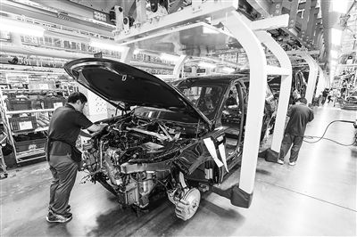 某新能源汽車智能制造基地總裝車間，工作人員正在工作。新華社記者 李博 攝