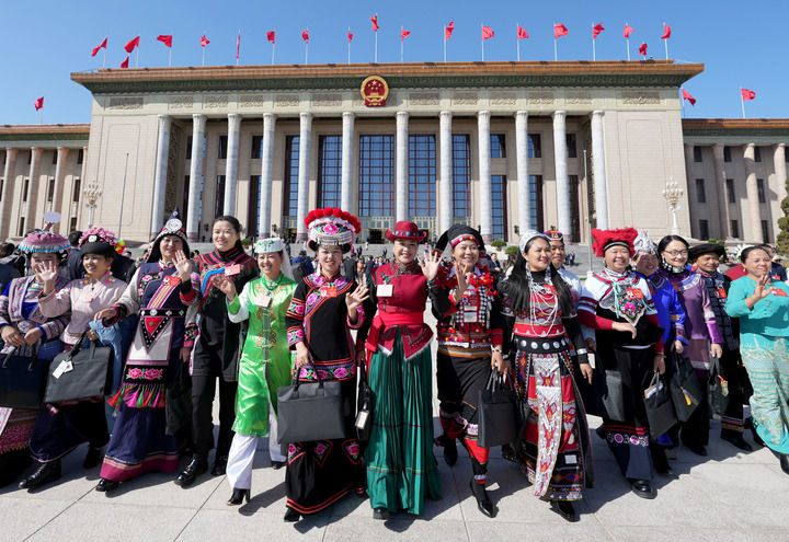 2024年3月8日，十四屆全國(guó)人大二次會(huì)議第二次全體會(huì)議結(jié)束后，女代表在北京人民大會(huì)堂前合影留念。新華社記者 王毓國(guó) 攝