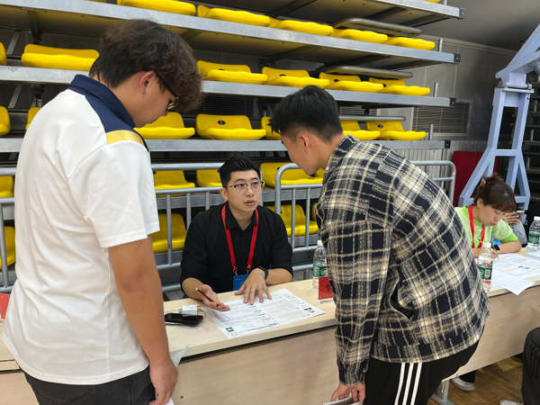 招聘會上,老師為畢業(yè)生開展就業(yè)指導。校方供圖