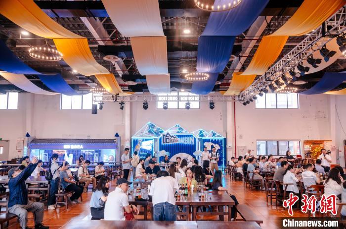 圖為基地內的慕尼黑餐廳?！±钅宪?攝