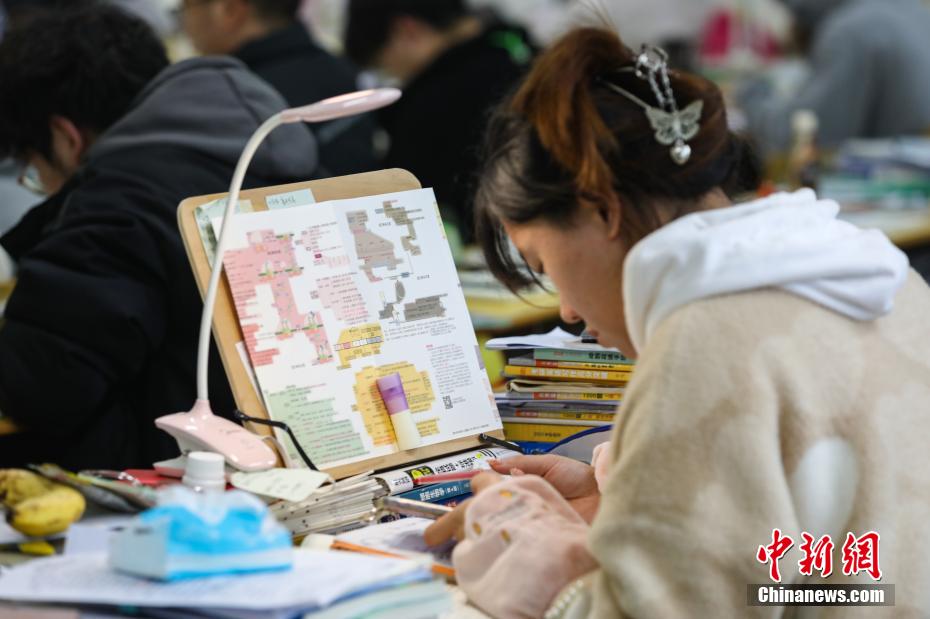 資料圖：一位考研學(xué)生在南昌大學(xué)教學(xué)樓自習(xí)室復(fù)習(xí)備考。 劉力鑫 攝