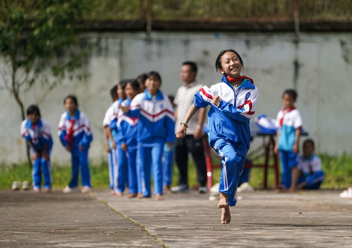 2025年9月15日，云南省普洱市孟連傣族拉祜族佤族自治縣臘福小學(xué)學(xué)生課間在操場(chǎng)進(jìn)行奔跑接力比賽。新華社記者 陳欣波 攝