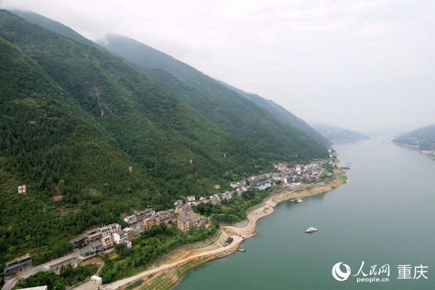 位于長(zhǎng)江南岸的三峽里·竹枝村。人民網(wǎng)記者 劉政寧攝