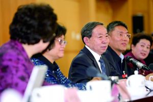 3月8日，全國政協(xié)舉行教育界別聯(lián)組會議，教育部部長袁貴仁右三到會聽取建議。