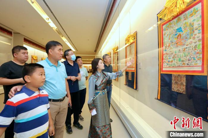 “藏韻瑰寶”藏醫(yī)四部醫(yī)典唐卡珍品展現(xiàn)場(chǎng)?！⒖∩n 攝