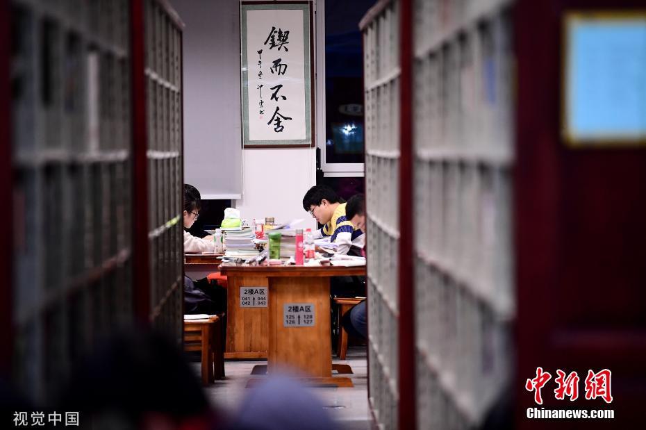 資料圖：又到一年考研季，沈陽各高校圖書館一座難求。沈陽 攝 圖片來源：視覺中國