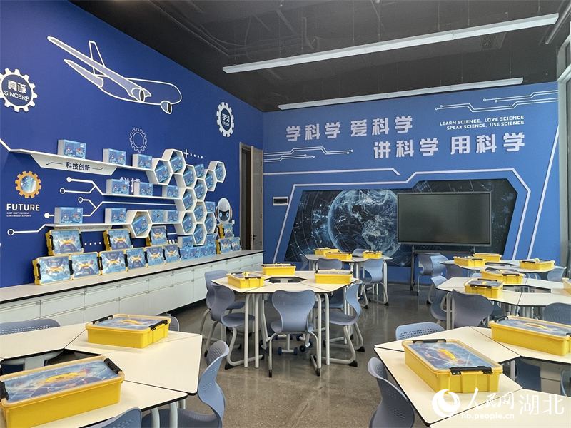 “夢幻靈境”AI展演中心研學教室。人民網(wǎng)記者 周恬攝