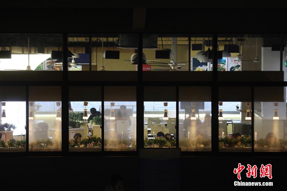 資料圖：南京高校食堂變身“考研加油站”。 泱波 攝