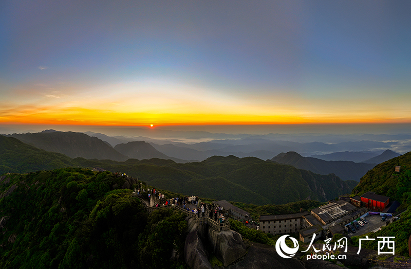 紅日破云而出。人民網(wǎng) 雷琦竣攝