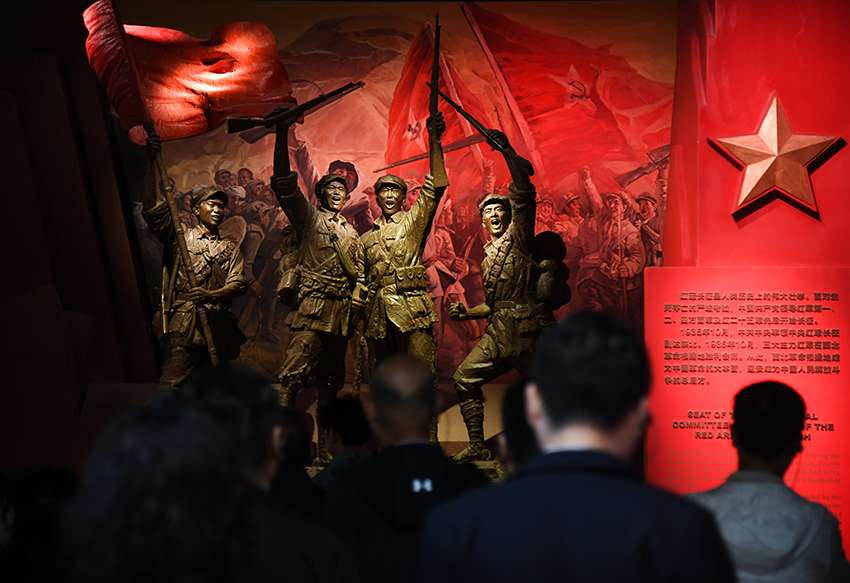 圖為2024年5月9日，游客在延安革命紀念館參觀。 新華社記者 張博文 攝