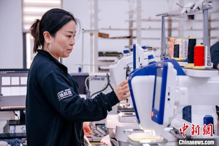 莆田鞋企通過快速打樣線，實現(xiàn)個性化訂制?！±钅宪?攝