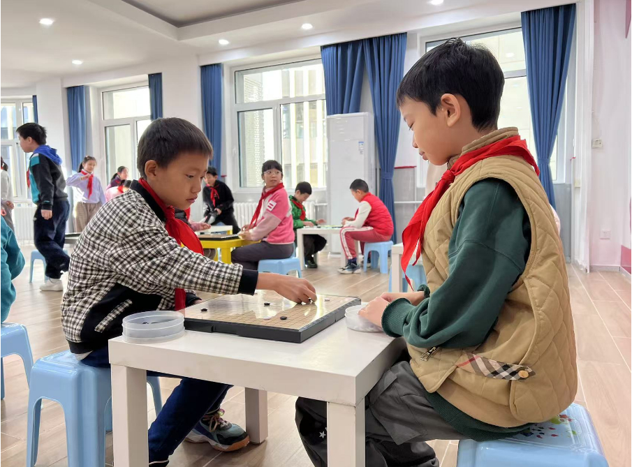 學(xué)生們在少先隊大廳下圍棋。人民網(wǎng) 白炅攝