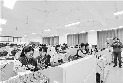 保定市職業(yè)技術(shù)教育中心職普融通實驗班的學生在上電工技術(shù)課。陳汝健攝