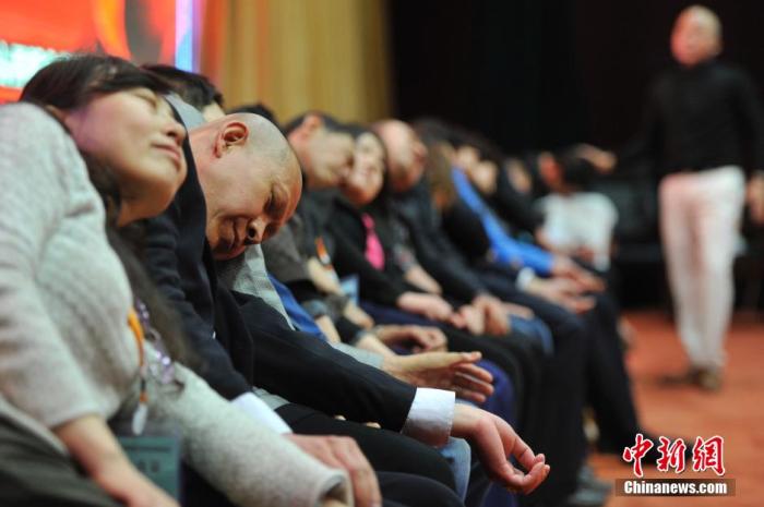 資料圖：民眾在專業(yè)催眠師的引導下睡覺，釋放壓力。<a target='_blank' href='/'>中新社</a>發(fā) 韋亮 攝
