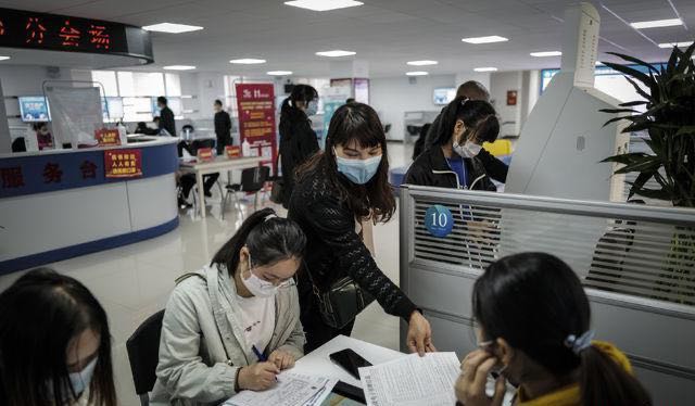 武漢市舉辦2020年首場現(xiàn)場招聘會。 圖片來源 中國青年報