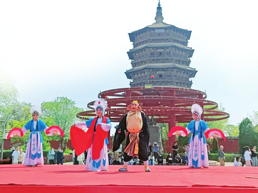 應(yīng)縣祈園廣場搭起的耍孩兒劇公益演出舞臺上，正在演出耍孩兒劇目《獅子洞》。山西日報記者馬占富攝
