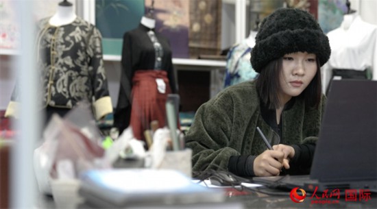 1月23日，在山東省菏澤市曹縣有愛云倉直播基地，張子晨正在設(shè)計漢服。 人民網(wǎng)記者 袁蒙攝