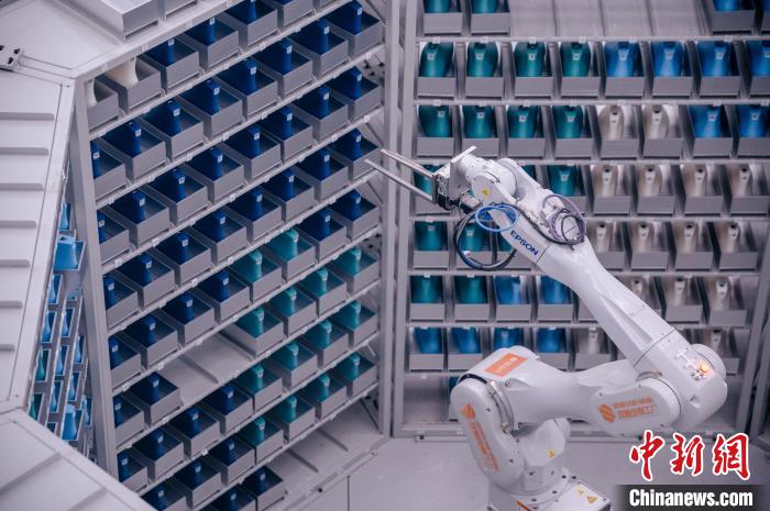 車間里，鞋楦配送機(jī)械臂在有序工作?！±钅宪?攝