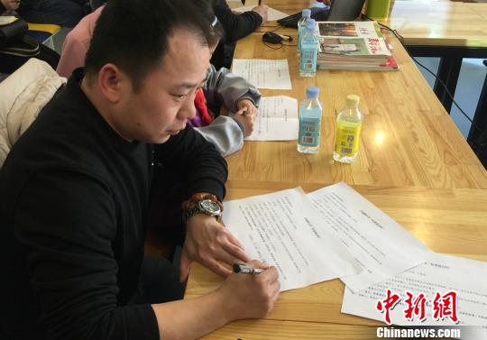 蘭州一小學(xué)爸爸與孩子簽“公約”約定父愛(ài)不缺位(圖)