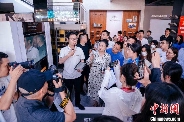 在定制鞋門店，顧客只需往腳型測量儀器上一站，幾秒后就會出具一份詳盡的腳型報告?！±钅宪?攝