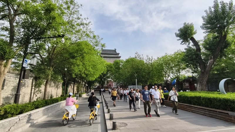 外國(guó)游客游覽北京鼓樓。人民網(wǎng)記者 李楠樺攝