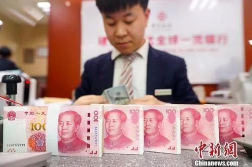 資料圖：銀行工作人員清點(diǎn)貨幣。<a target='_blank' href='/'>中新社</a>記者 張?jiān)?攝