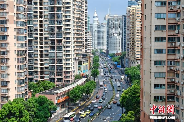 資料圖：上海黃浦區(qū)“老西門”西藏南路附近高樓林立，交通繁忙，都市風(fēng)景獨好。 /CNSphoto 王岡 攝
