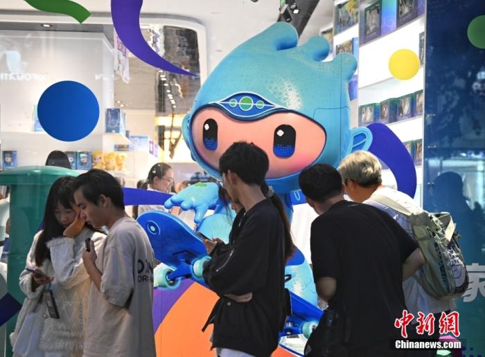 資料圖：9月23日，杭州第19屆亞運會開幕式在浙江杭州奧體中心體育場舉行。圖為游人在亞運特許商品店外排隊購物。<a target='_blank' href='/'>中新社</a>記者 王剛 攝