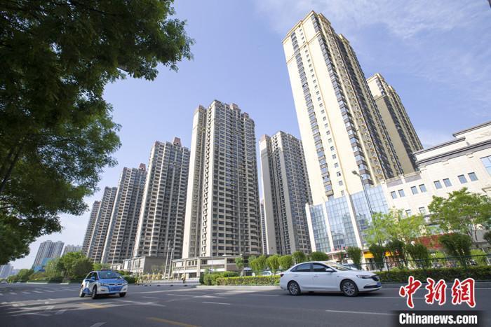 資料圖：車輛從一樓盤前經過。 <a target='_blank' href='/'>中新社</a>記者 張云 攝
