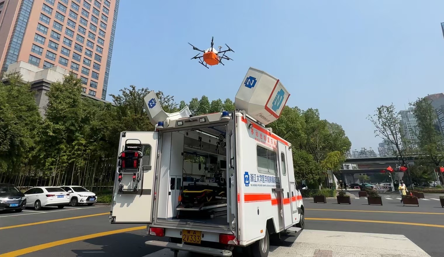 浙江大學醫(yī)學院附屬第二醫(yī)院5G急救車搭載的無人機正在起飛。人民網記者 申佳平攝