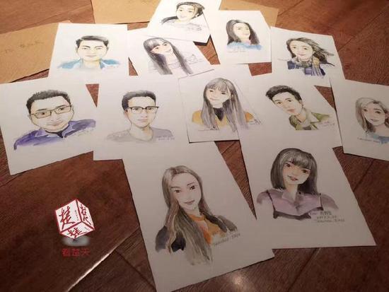 像不像？大學老師為全班畢業(yè)生畫肖像