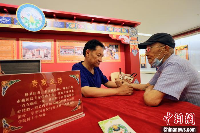 “藏韻瑰寶”藏醫(yī)四部醫(yī)典唐卡珍品展在天津美術(shù)館展出，展覽現(xiàn)場(chǎng)藏醫(yī)專家義診受歡迎?！⒖∩n 攝