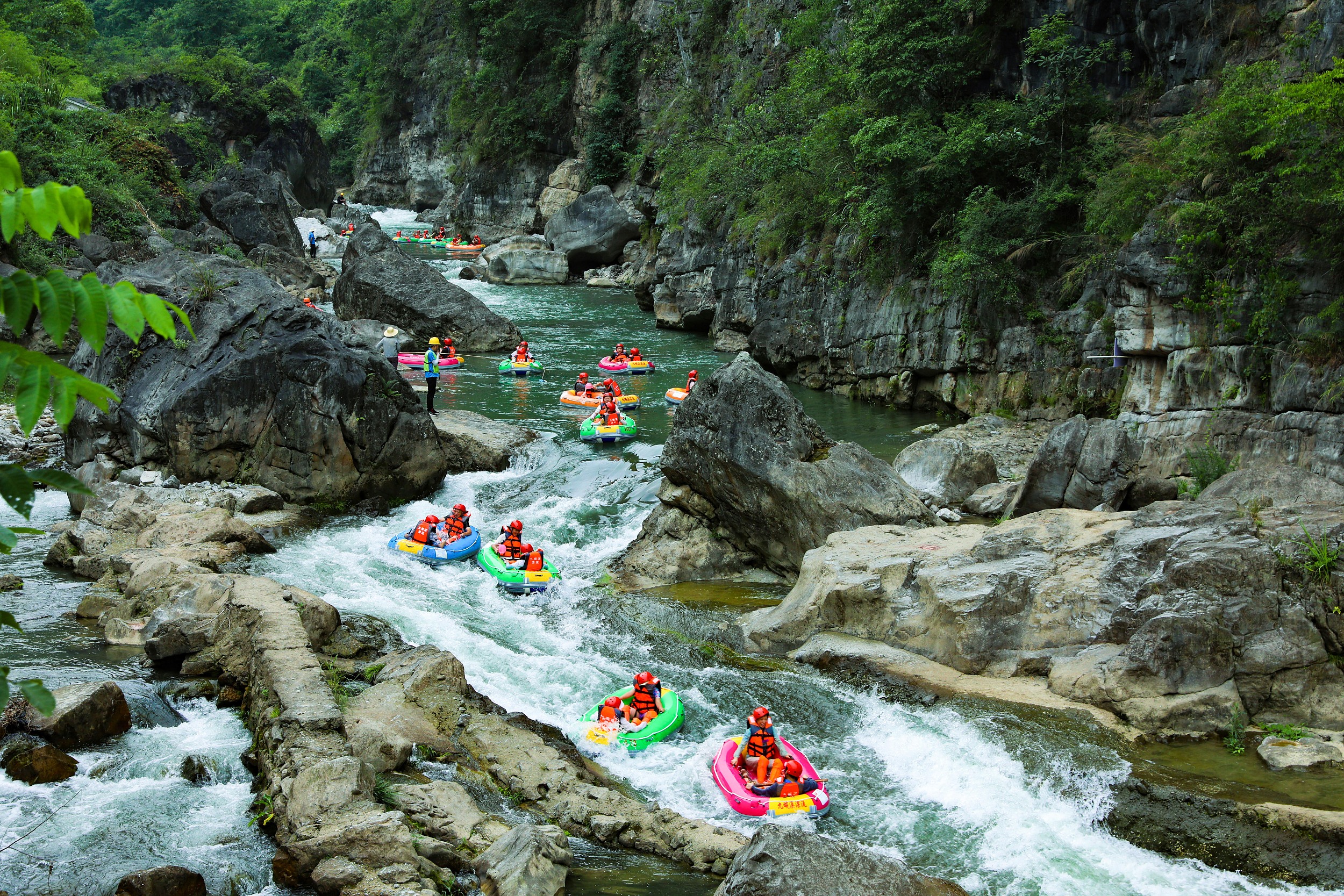 游客在湖北省宜昌市秭歸縣九畹溪漂流消暑享清涼。（圖片來源：視覺中國）