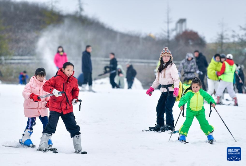 2月23日，滑雪愛好者在貴陽市高坡云頂滑雪場滑雪。新華社記者 楊文斌攝