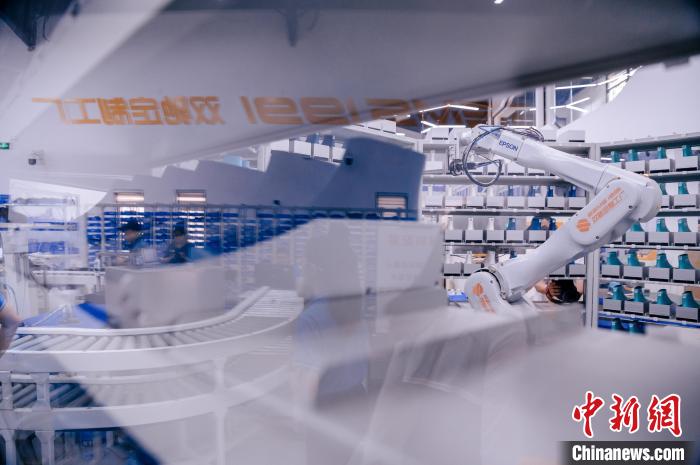 定制鞋自動化生產(chǎn)車間一角。　李南軒 攝