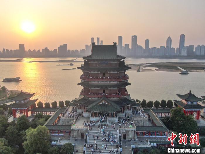 圖為航拍落日時分的滕王閣，風景壯美，眾多游客在滕王閣內(nèi)游玩。劉力鑫 攝