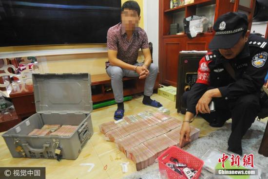 廣西南寧警方8月21日通報，當?shù)亟粘晒善粕姘附痤~15.19億元人民幣的特大傳銷案件。圖為當場繳獲的成捆現(xiàn)金。 圖片來源：視覺中國