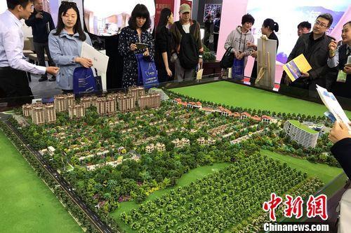 資料圖：民眾在2017年北京春季房展會(huì)上的某樓盤展臺(tái)咨詢。<a target='_blank'  _fcksavedurl='http://www.chinanews.com/' ></table>中新網(wǎng)</a> 程春雨 攝