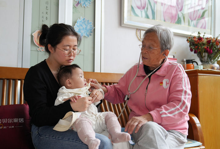 2024年9月10日，在陜西省榆林市佳縣，路生梅在自己的住所為患兒聽(tīng)診。新華社記者 吳鴻波 攝