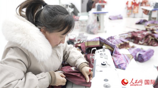 1月24日，在山東省菏澤市曹縣大集鎮(zhèn)云牧服飾有限公司，高燕正在縫制馬面裙。 人民網(wǎng)記者 袁蒙攝