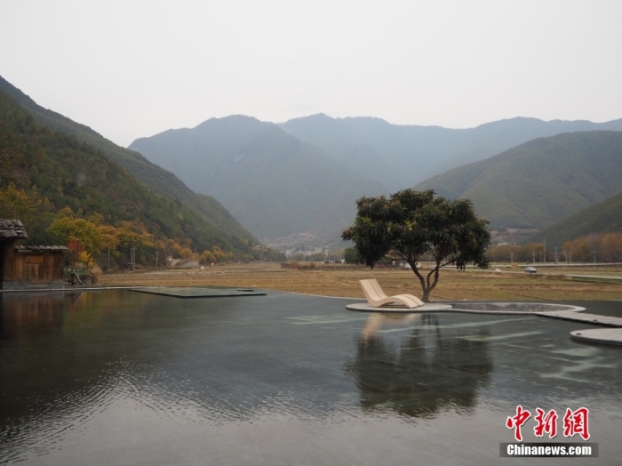 云南迪慶州維西縣塔城鎮(zhèn)啟別村天域塔城酒店，四面被群山環(huán)抱，風(fēng)景宜人。高雅曼 攝