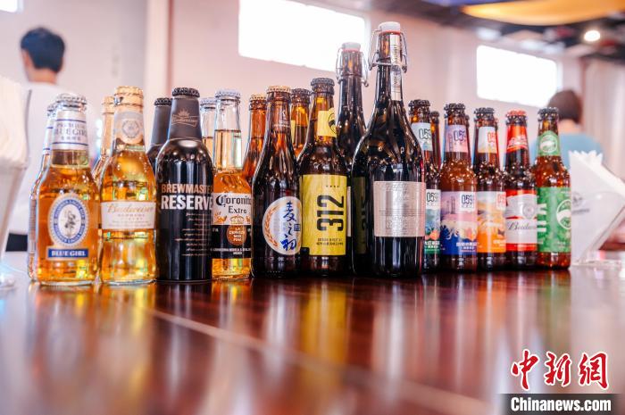 莆田基地主要生產(chǎn)全球旗艦品牌百威、科羅娜、貝克等啤酒，并生產(chǎn)雪津啤酒、雪山啤酒、藍妹啤酒等?！±钅宪?攝
