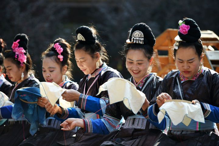 2019年3月12日，在貴州省黎平縣侗品源傳統(tǒng)工藝農(nóng)民專(zhuān)業(yè)合作社，侗族婦女在刺繡。新華社記者 楊文斌 攝