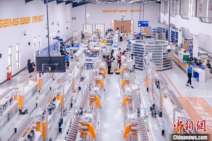 “高質(zhì)量發(fā)展調(diào)研行”主題采訪活動來到福建莆田雙馳鞋業(yè)個性化定制示范工廠?！±钅宪?攝