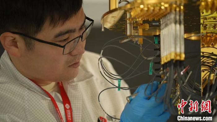 科研人員正在組裝超導(dǎo)量子計(jì)算機(jī)。